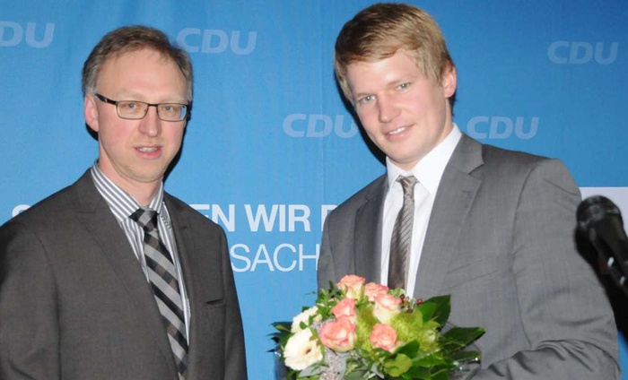Blumen bekam Helmut Höke (links) von Thorsten Lammers für den erneuten Wahlerfolg.