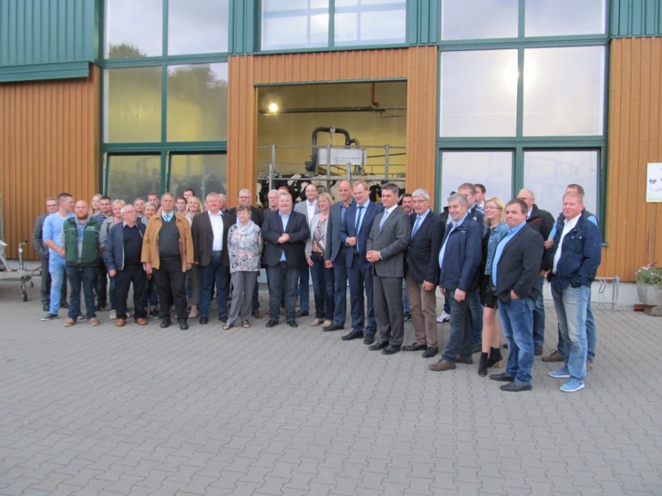 Mitglieder des CDU Kreisvorstandes und der Landwirtschaft trafen sich auf dem Hof der Familie Josef Cordes in Haselünne-Flechum. Foto: Martin Reinholz