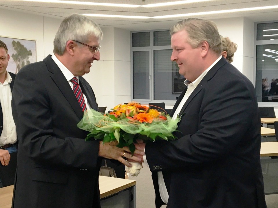 Glückwünsche zum Wiedereinzug in den Niedersächsischen Landtag: Kreisvorsitzender Holger Cosse (re.) gratuliert Bernd-Carsten Hiebing MdL