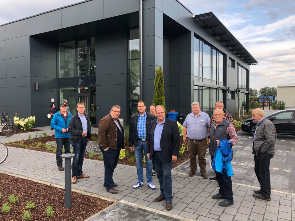 Mitglieder der Stadtratsfraktion Haren (Ems) vor dem neuen Verwaltungsgebäude der Firma Hölscher Wasserbau 