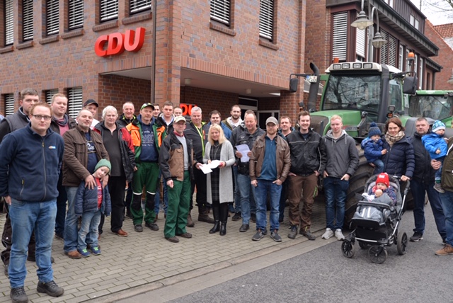 Landwirte vor der CDU-Kreisgeschäftsstelle (Foto: Tobias Böckermann)