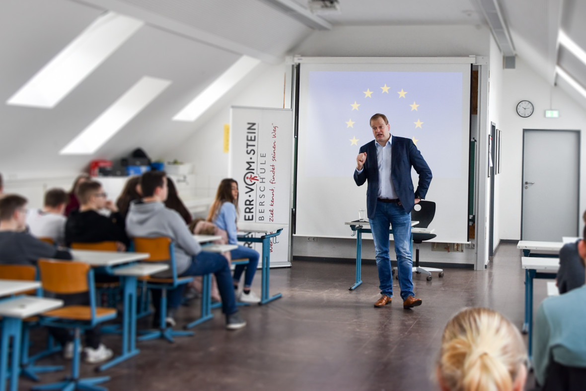 Stegemann beim Besuch einer Europaschule im Wahlkreis: „Besonders wir im Grenzgebiet zu den Niederlanden profitieren durch den interkulturellen und wirtschaftlichen Austausch.“