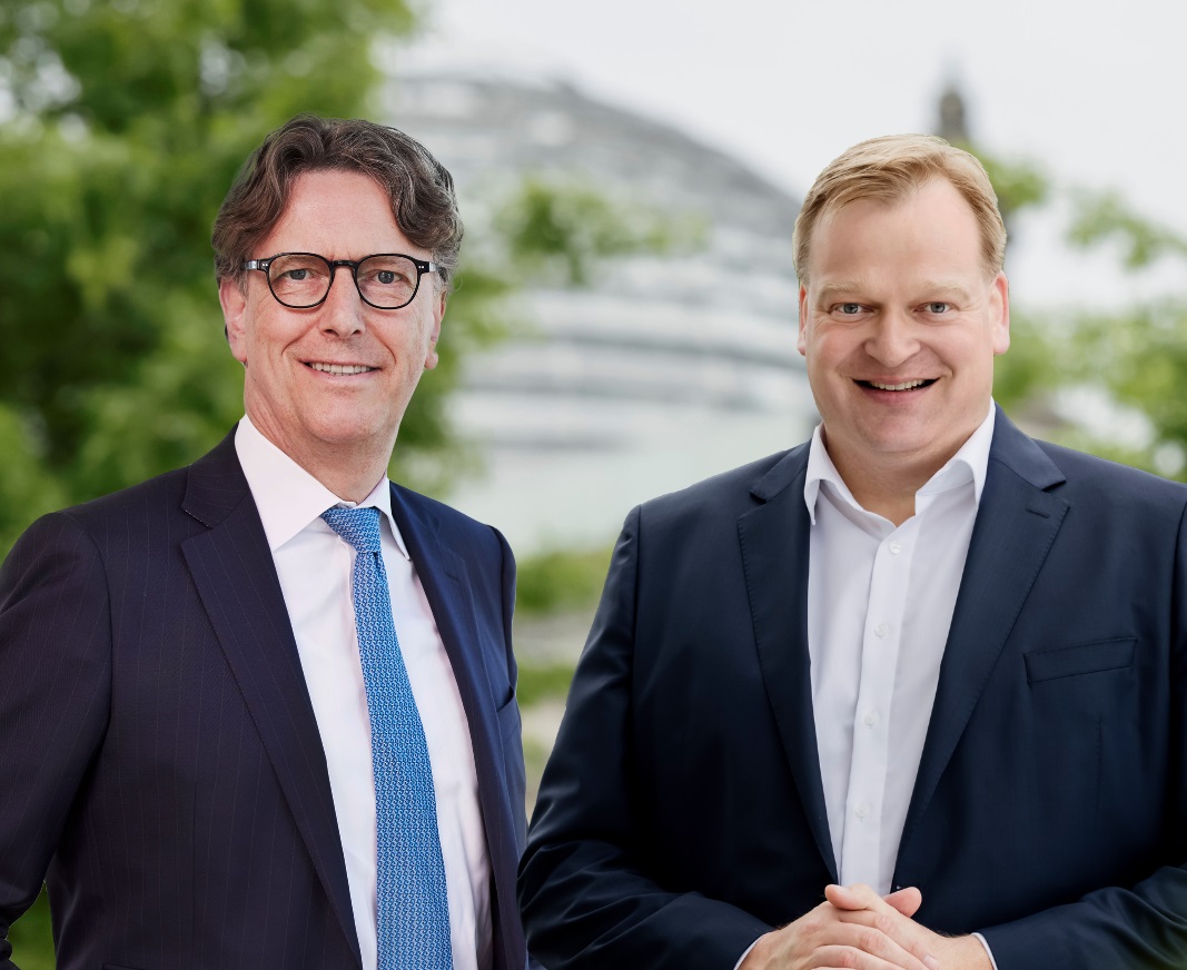 Den Vorsitzenden der KfW-Bankengruppe Stefan Wintels (links) hat der örtliche CDU-Bundestagsabgeordnete Albert Stegemann (rechts) nach Nordhorn eingeladen.