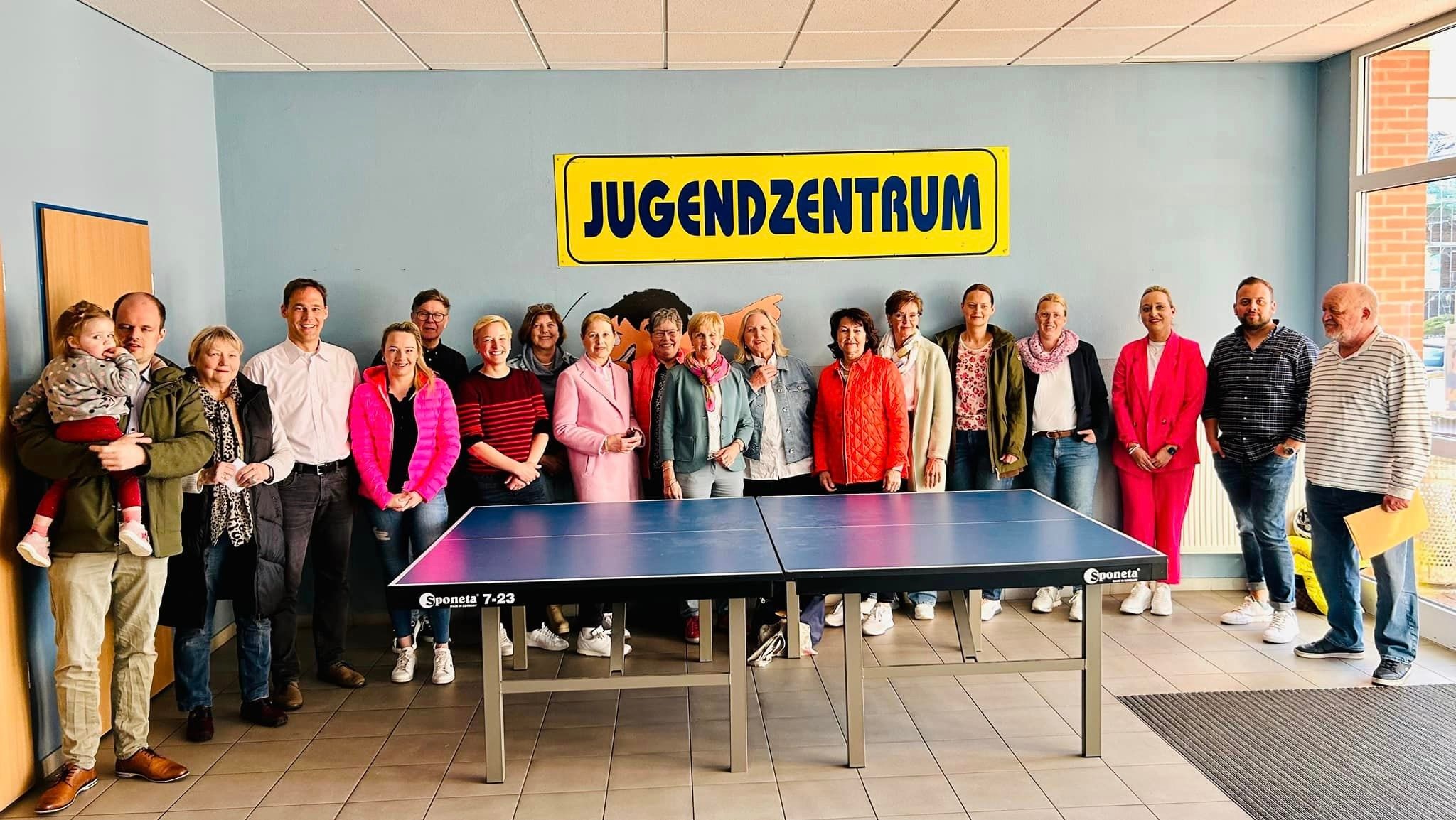 Mitglieder der CDU FrauenUnion und CDU Ortsverband Haren (Ems) beim Besuch des Jugendzentrums