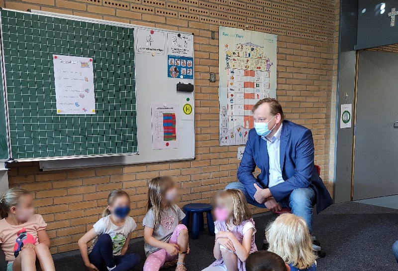 Albert Stegemann (MdB) beim Besuch der Marienschule in Nordhorn beim „Tag der kleinen Forscher 2022“